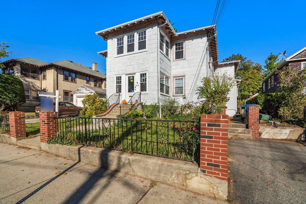 Exterior, Facade, Rowhouse