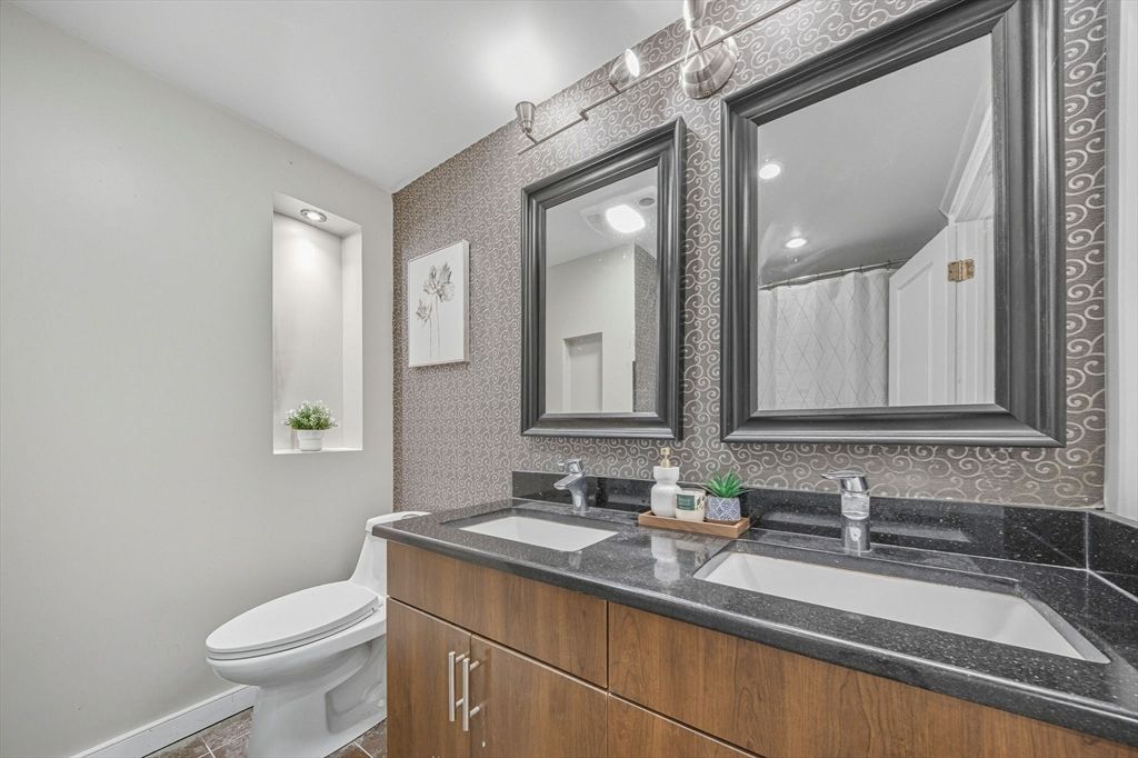 Bathroom, Dual Sink Vanities, Interior, Recessed Lighting