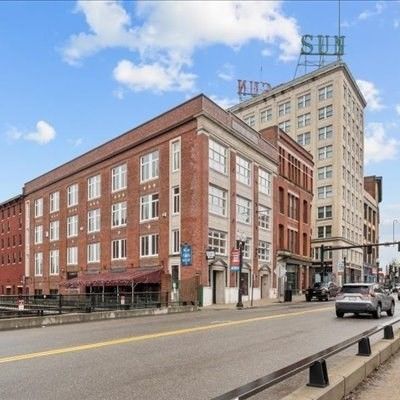 Exterior, Facade, Brick Facade, Chicago School