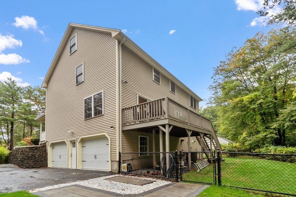 Attached, Exterior, Facade, None