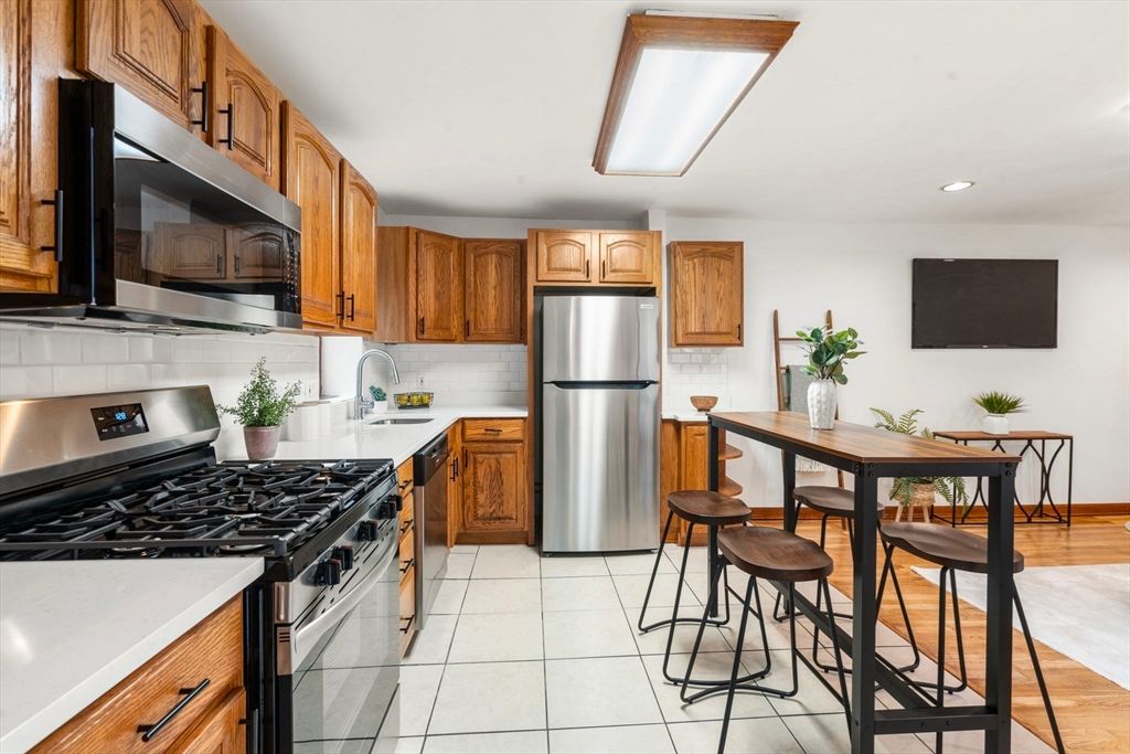 Dining room, Interior, Kitchen, Recessed Lighting, Stainless Steel Appliances