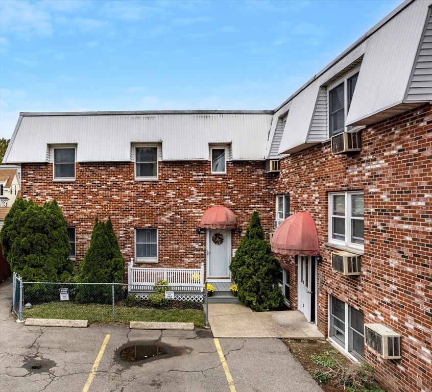 Exterior, Facade, Brick Facade, Rowhouse