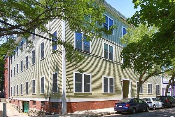 Exterior, Facade, Rowhouse