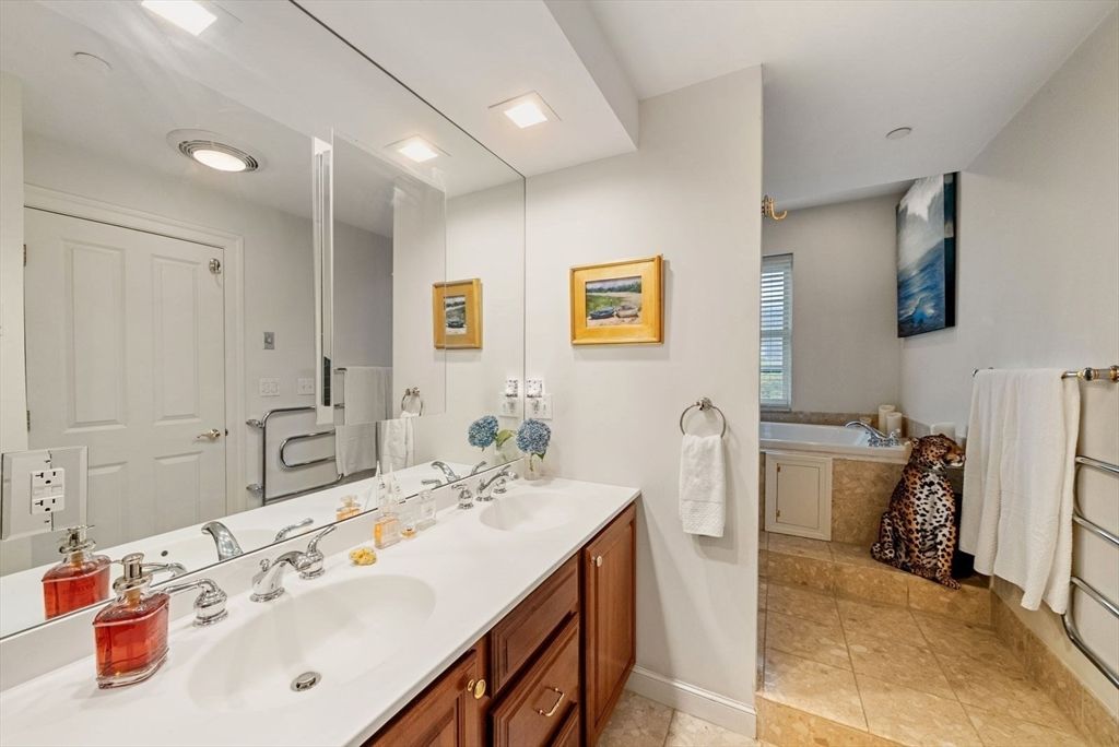 Bathroom, Dual Sink Vanities, Interior, Recessed Lighting