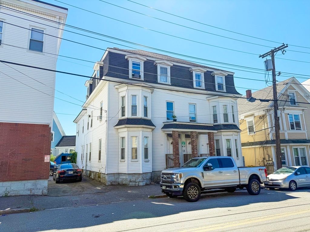 Exterior, Facade, Rowhouse