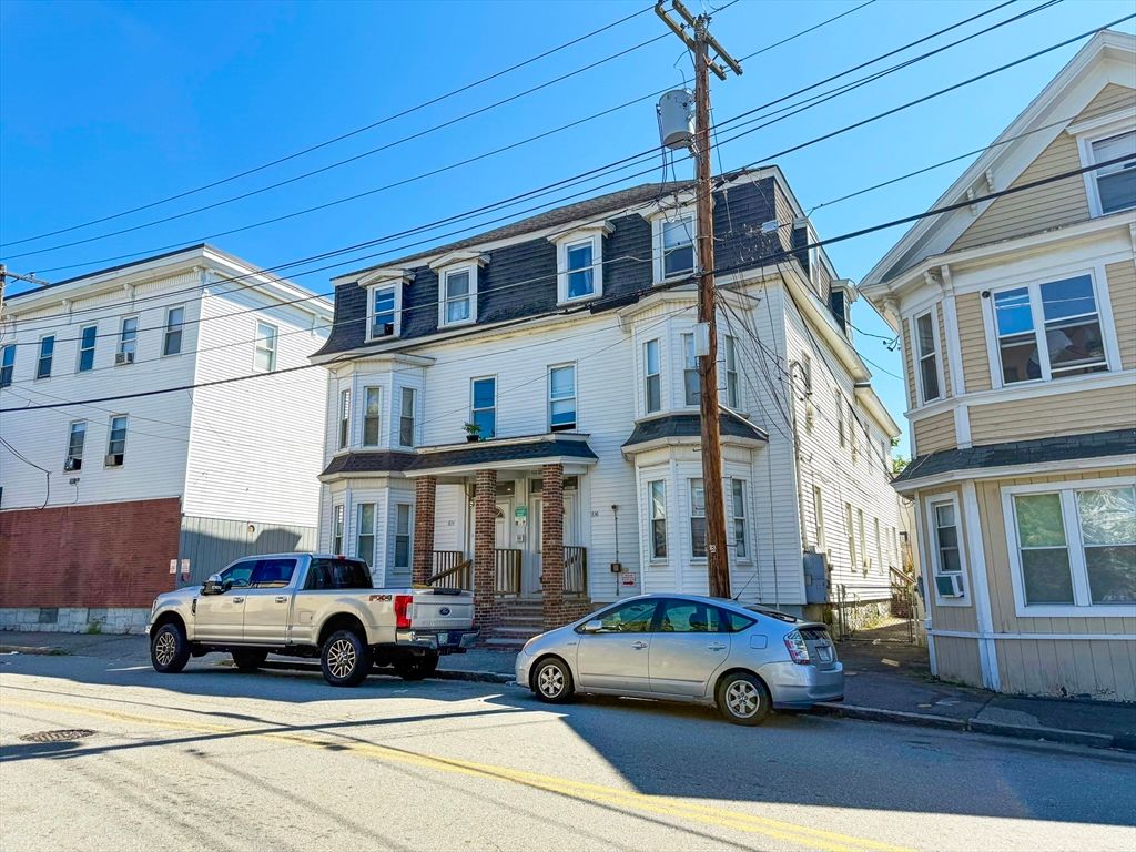 Exterior, Facade, Rowhouse