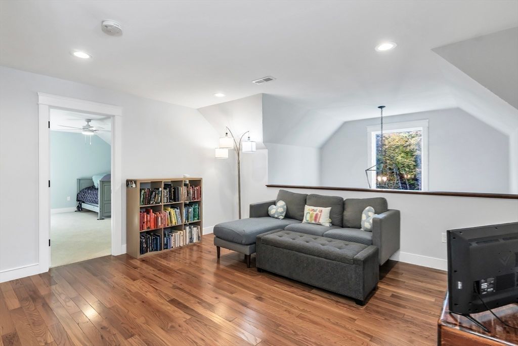 Interior, Recessed Lighting, Wood Texture Flooring
