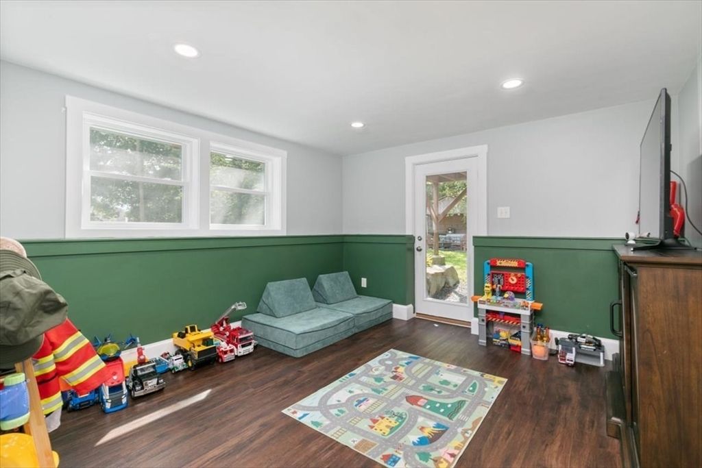 Interior, Recessed Lighting, Wood Texture Flooring