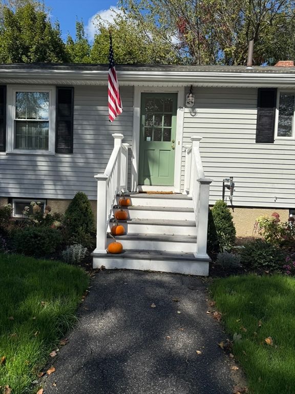 Exterior, Facade, Raised Ranch