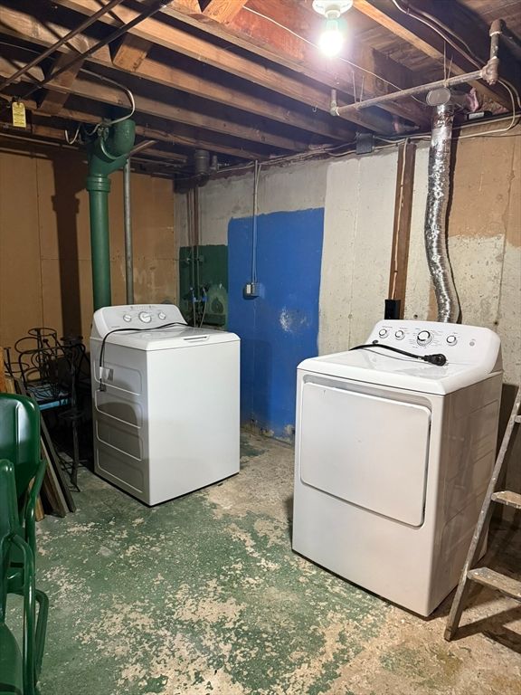 Interior, Washer, Wooden Beams
