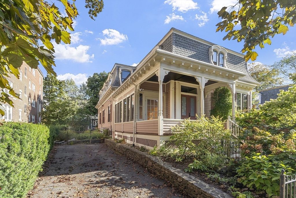 Exterior, Facade, Queen Anne Victorian