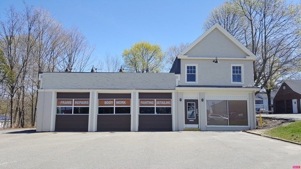 Attached, Exterior, Facade, Farmhouse