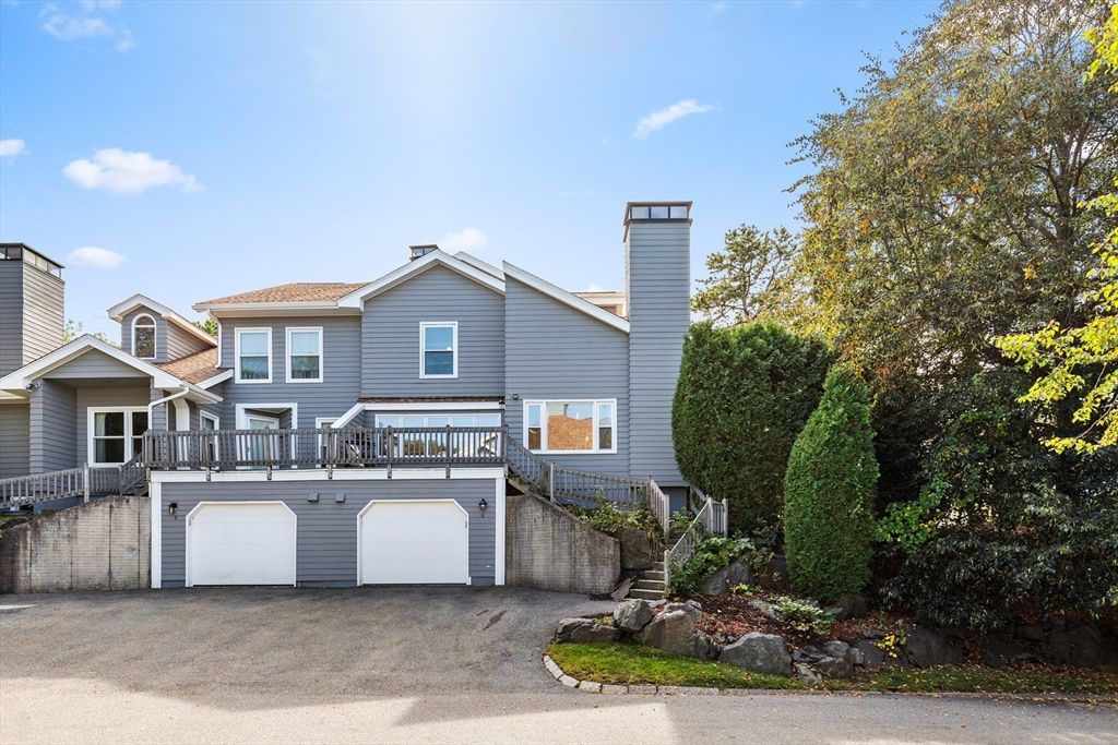 Attached, Exterior, Facade, American Craftsman