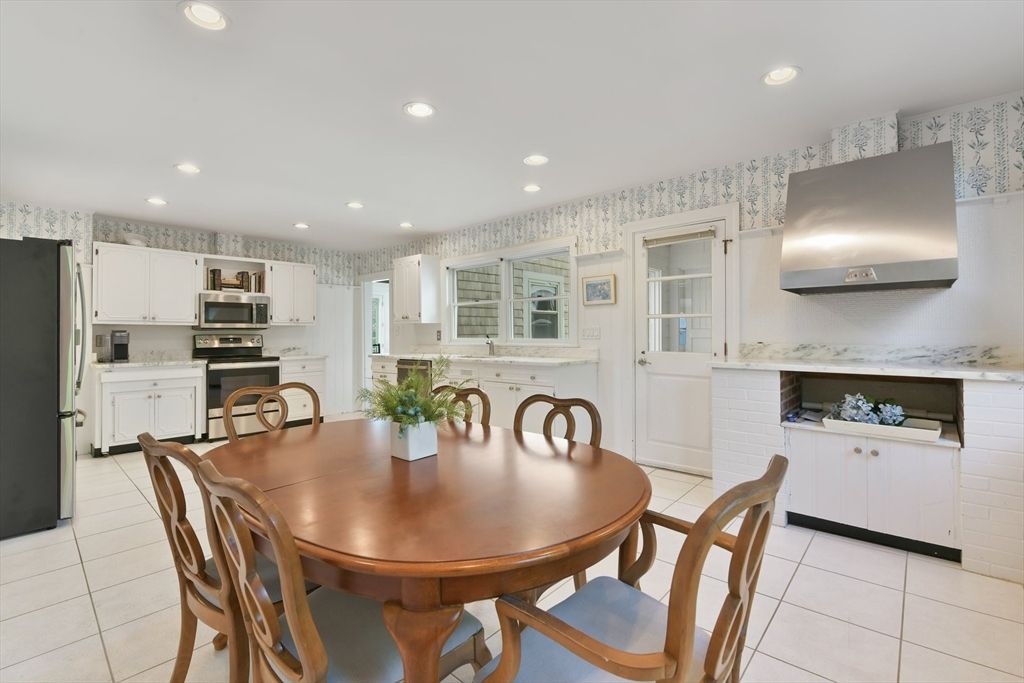 Dining room, Interior, Kitchen, Recessed Lighting, Stainless Steel Appliances
