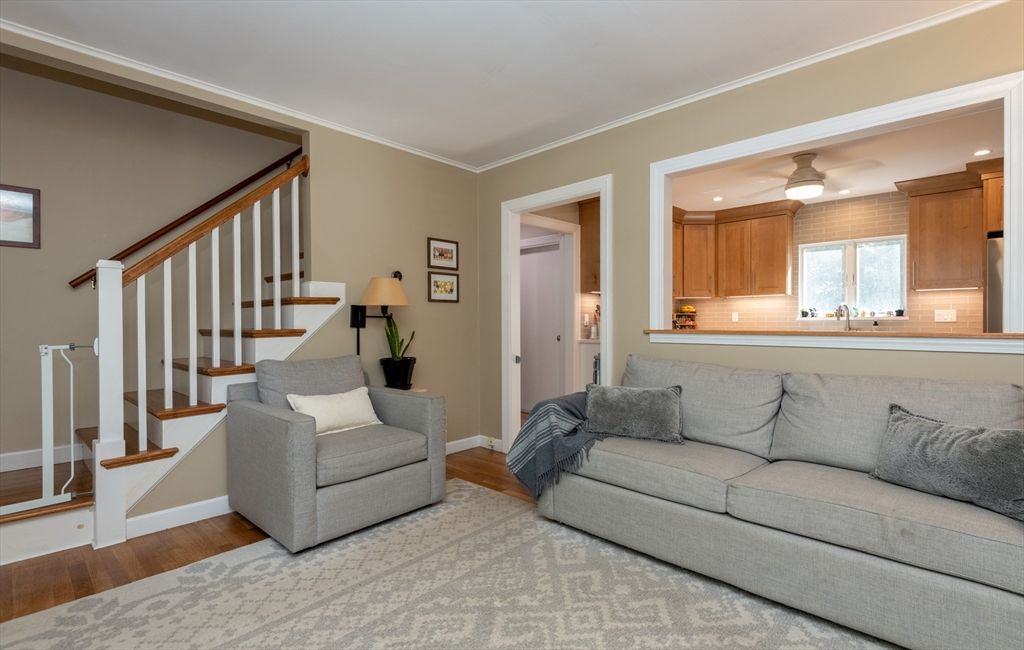 Interior, Recessed Lighting, Wood Texture Flooring