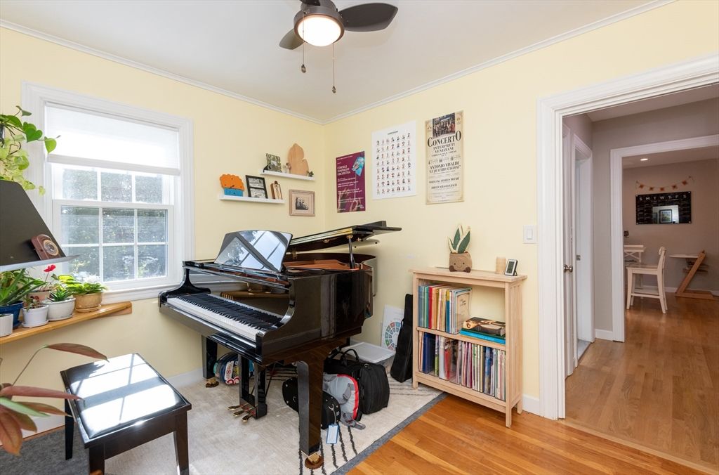 Interior, Piano, Recessed Lighting, Wood Texture Flooring