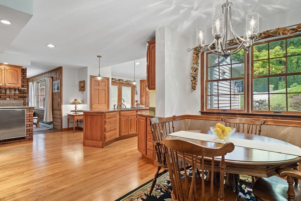 Dining room, Interior, Kitchen, Pendant Lights, Recessed Lighting, Wood Texture Flooring