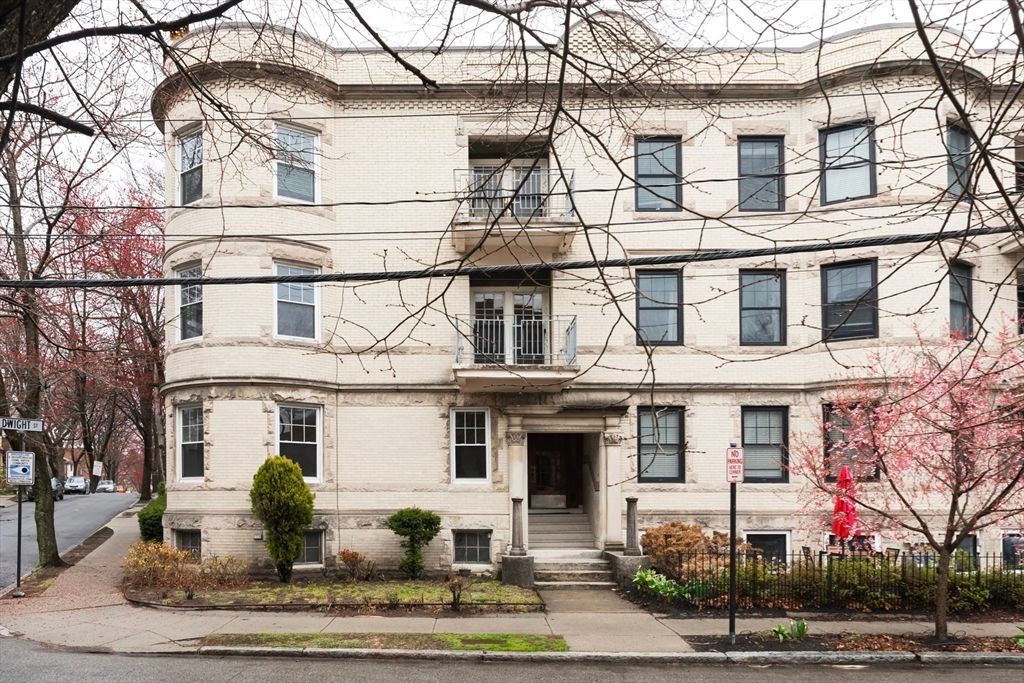 Exterior, Facade, Rowhouse