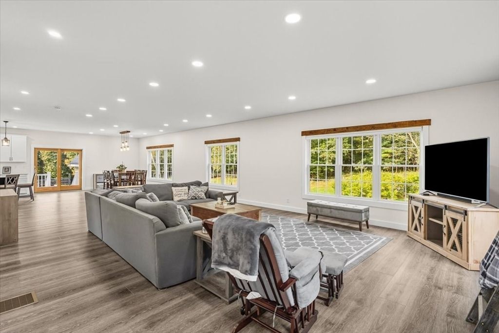 Dining room, Interior, Living room, Pendant Lights, Recessed Lighting, Wood Texture Flooring