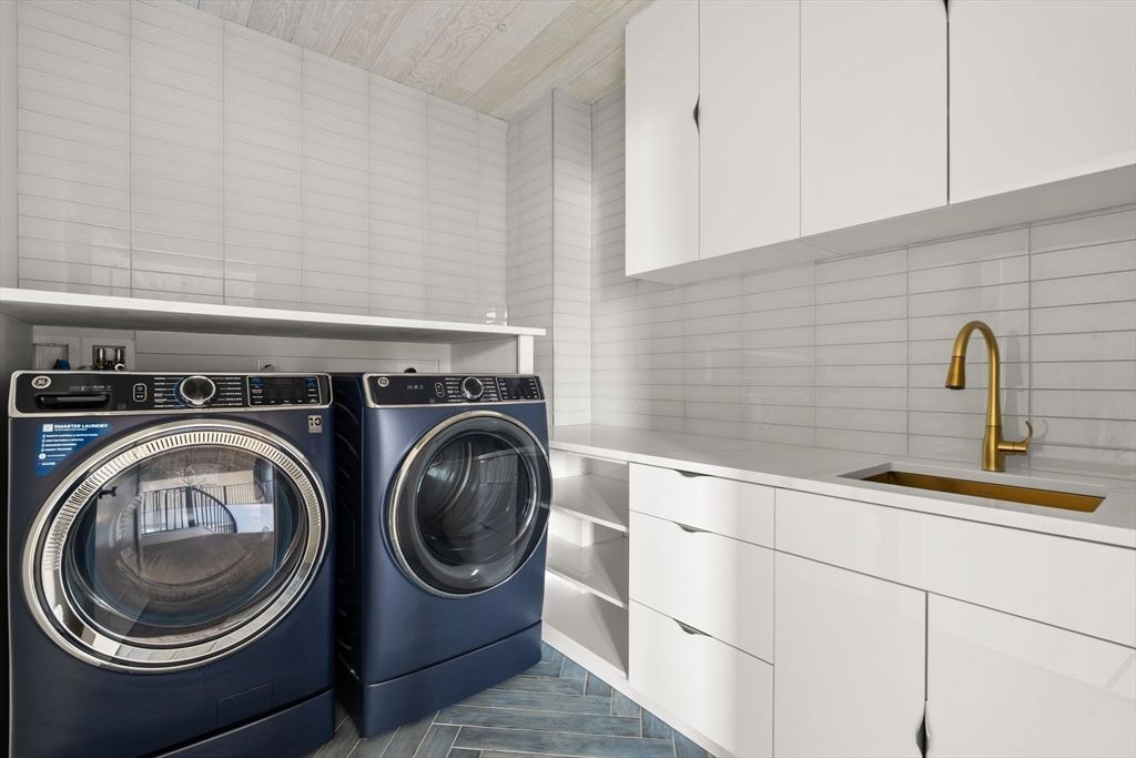 Interior, Washer, Wood Texture Flooring