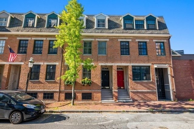 Exterior, Facade, Brick Facade, Rowhouse