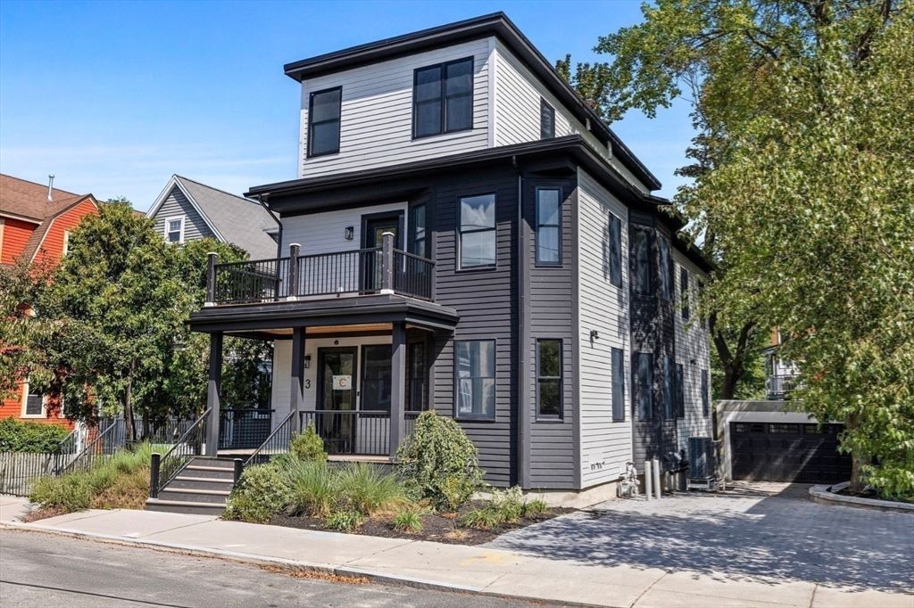 Exterior, Facade, Queen Anne Victorian