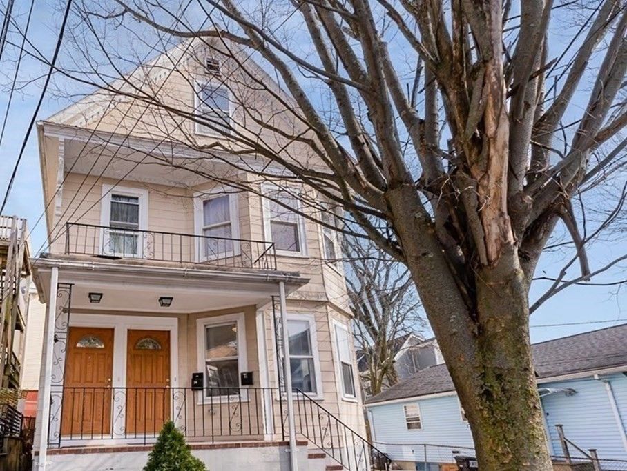 Exterior, Facade, American Foursquare