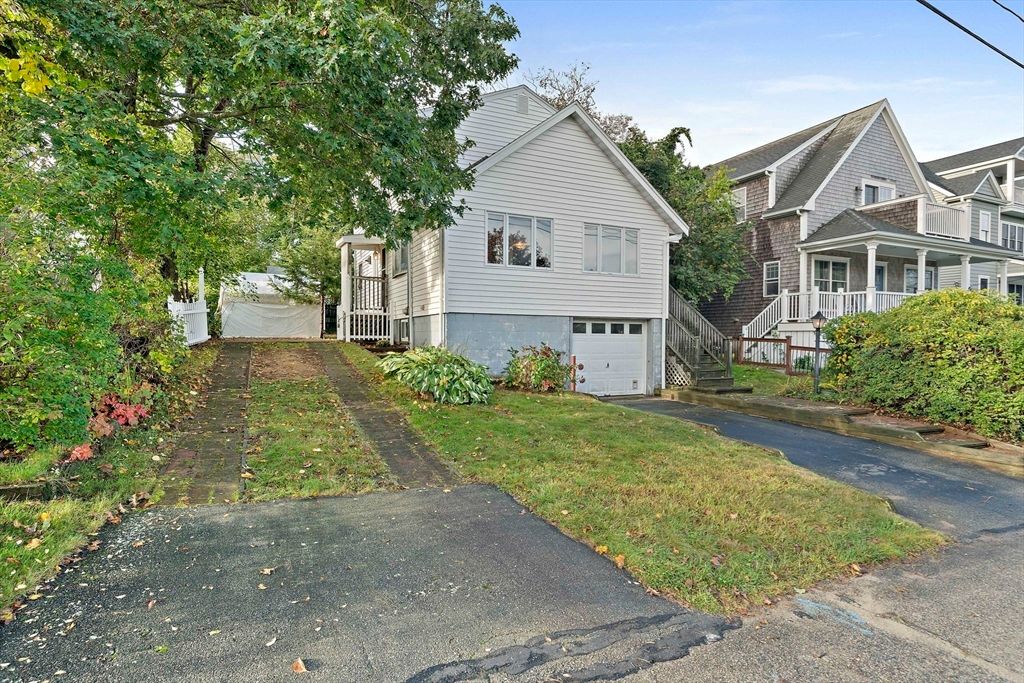 Attached, Exterior, Facade, Farmhouse