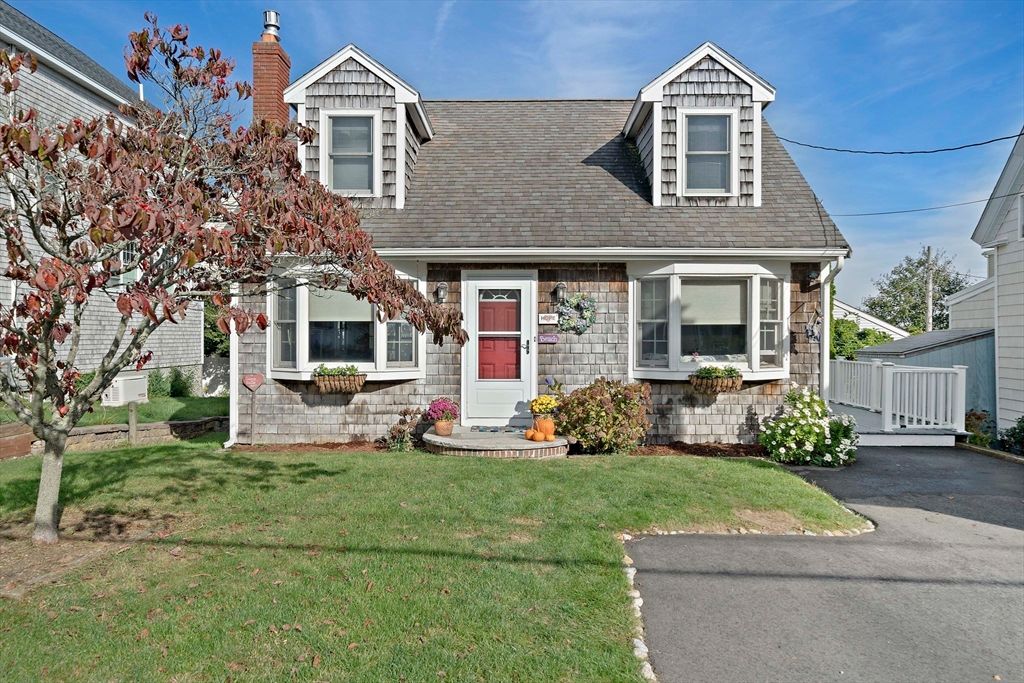 Exterior, Facade, Cape Cod