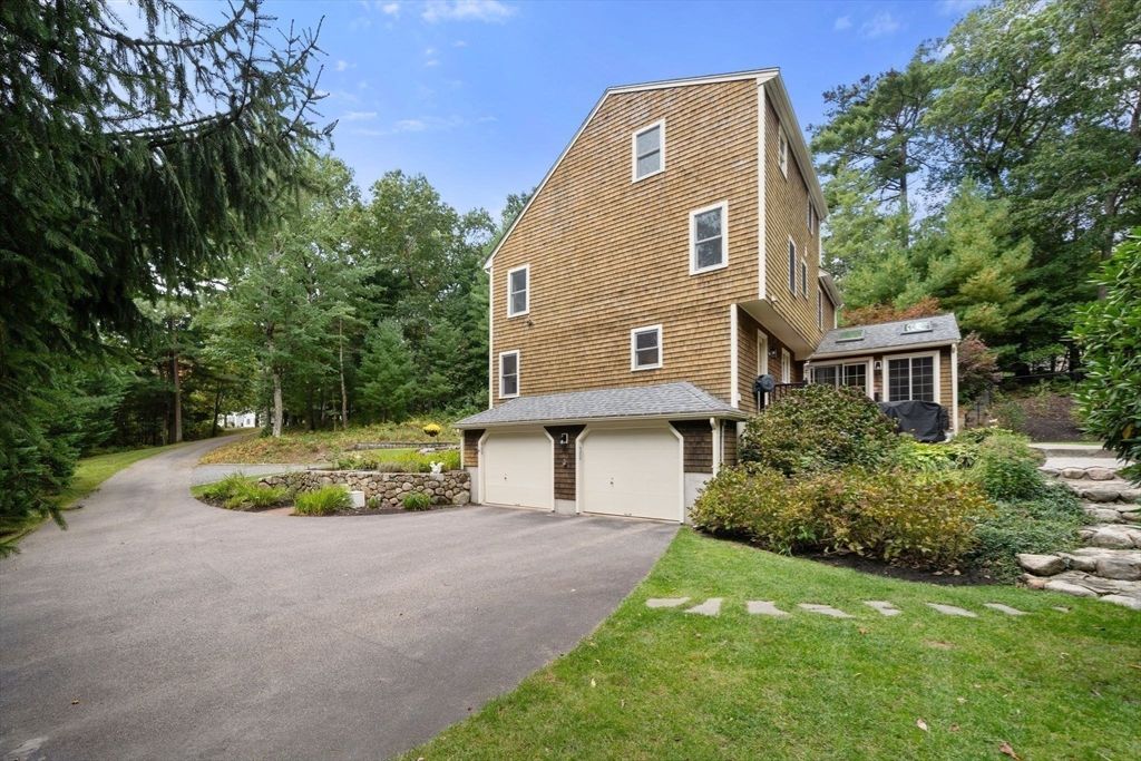 Attached, Exterior, Facade, None