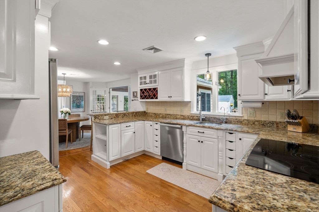 Chandelier, Dining room, Interior, Kitchen, Pendant Lights, Recessed Lighting, Wood Texture Flooring