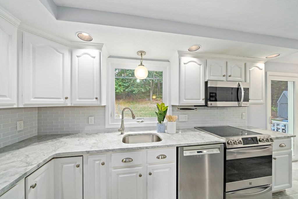 Interior, Kitchen, Pendant Lights, Recessed Lighting, Stainless Steel Appliances