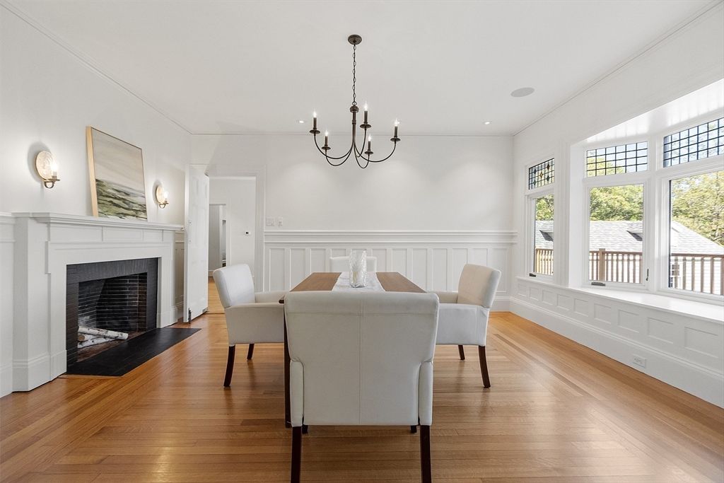 Chandelier, Dining room, Fireplace, Interior, Wood Texture Flooring