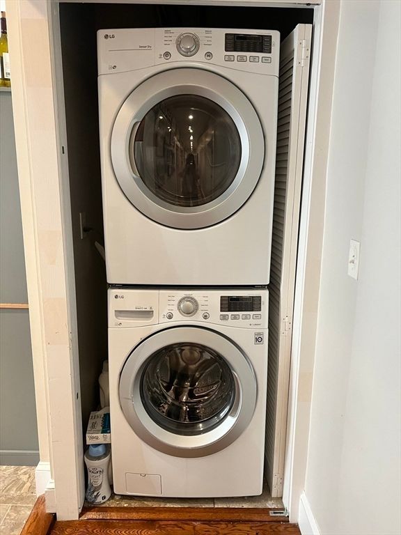 Interior, Utility Closets, Washer, Wood Texture Flooring