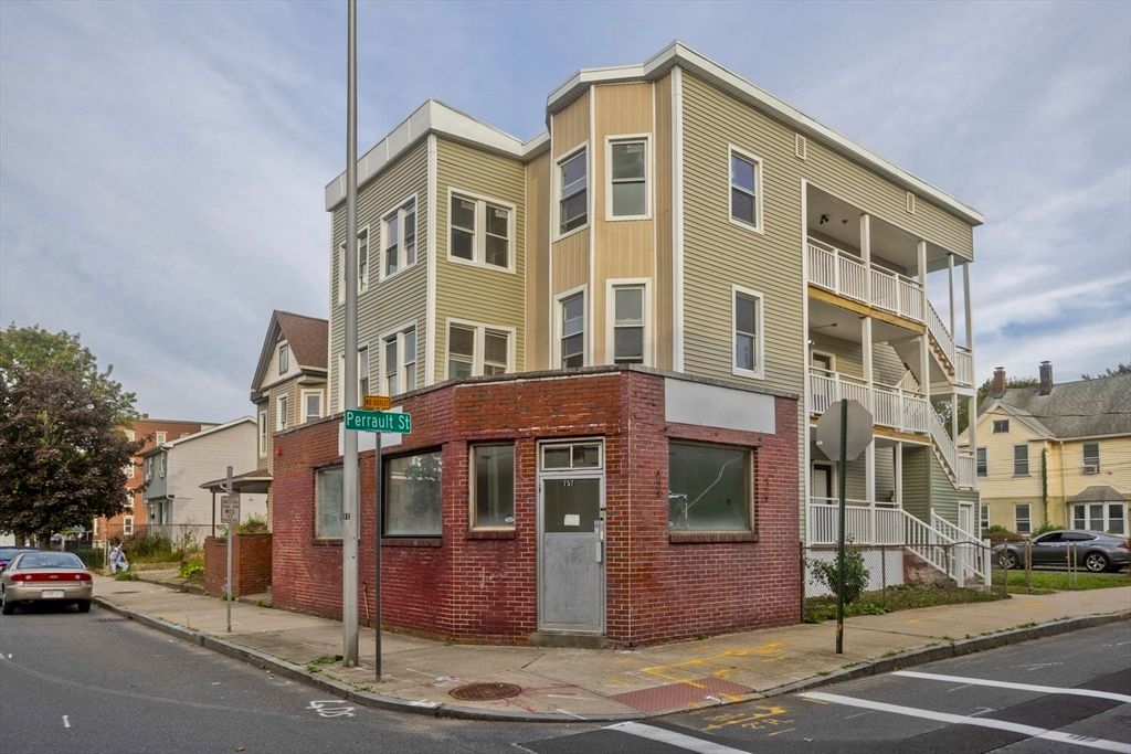 Exterior, Facade, Brick Facade, Rowhouse
