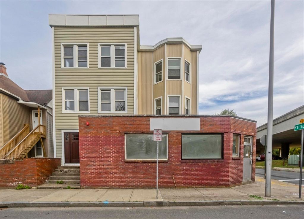Exterior, Facade, Brick Facade, Rowhouse