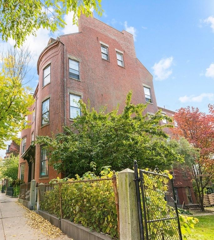 Exterior, Facade, Brick Facade, Rowhouse