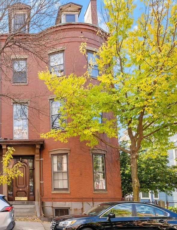 Exterior, Facade, Brick Facade, Rowhouse