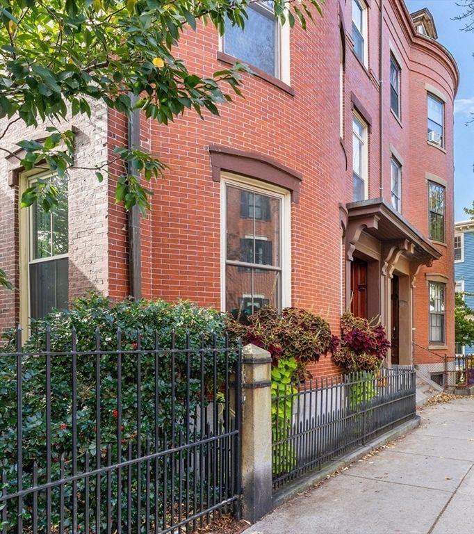 Exterior, Facade, Brick Facade, Rowhouse