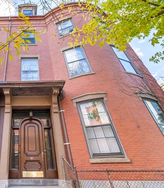 Exterior, Facade, Brick Facade, Rowhouse