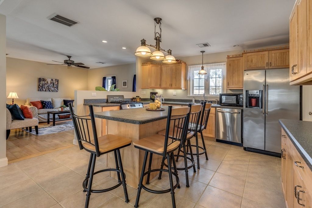 Interior, Kitchen, Living room, Pendant Lights, Recessed Lighting, Stainless Steel Appliances
