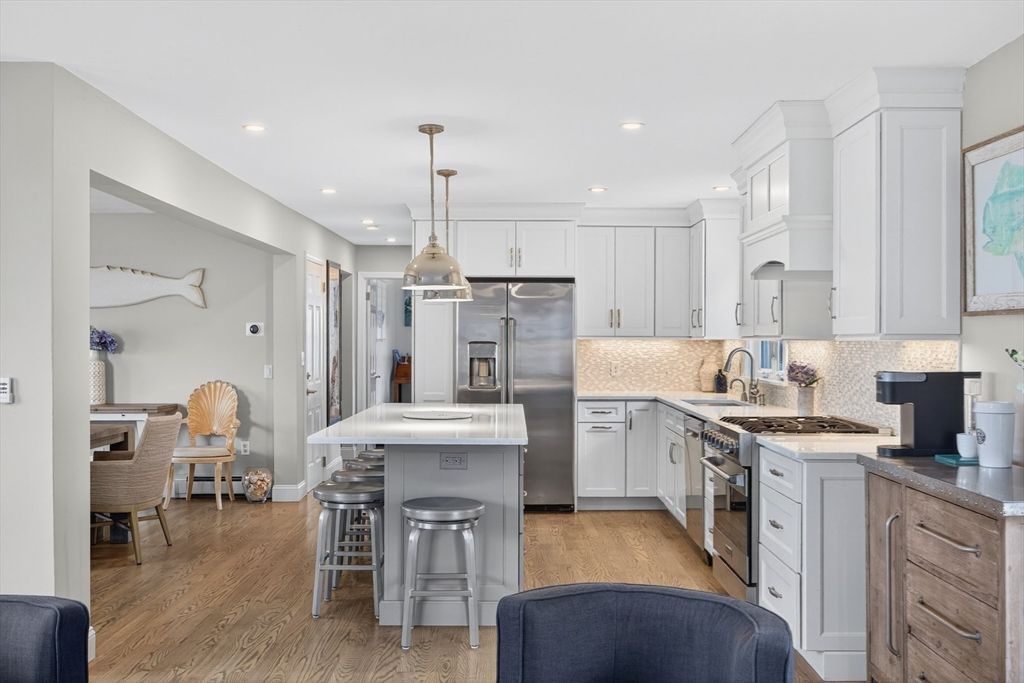 Dining room, Interior, Kitchen, Pendant Lights, Recessed Lighting, Stainless Steel Appliances, Wood Texture Flooring