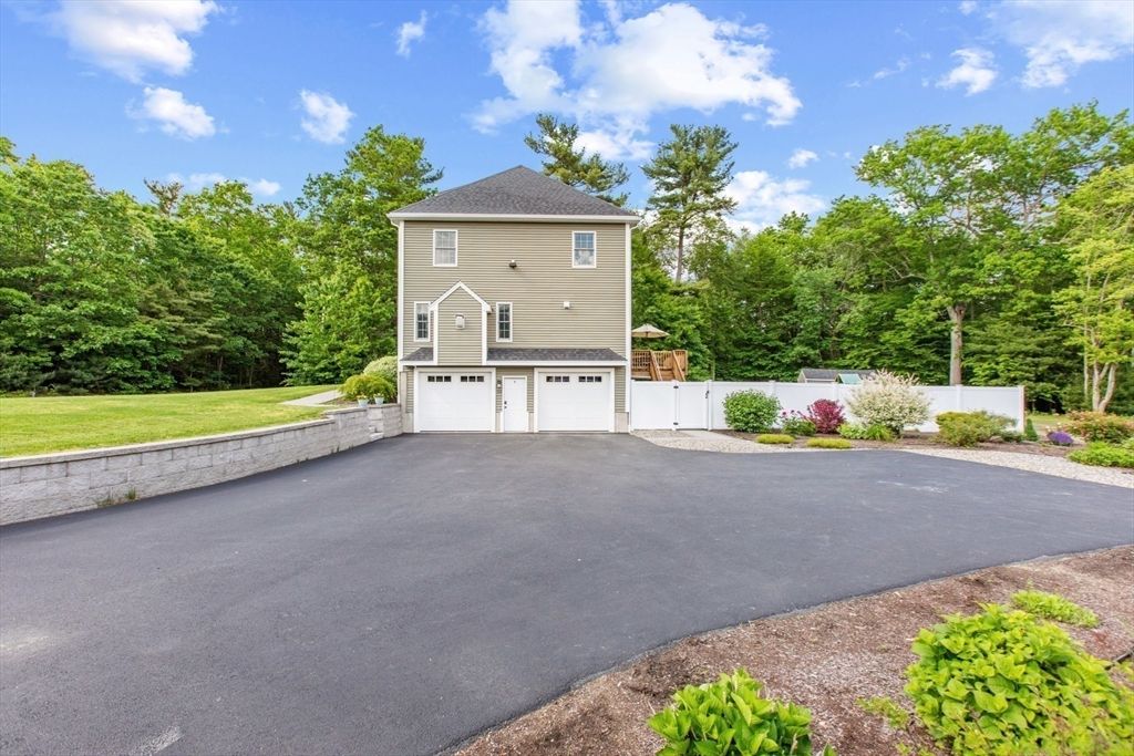 Attached, Exterior, Facade, None