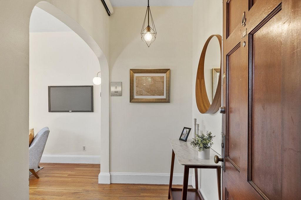 Interior, Pendant Lights, Wood Texture Flooring