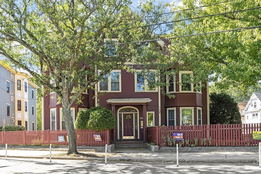 Exterior, Facade, Rowhouse