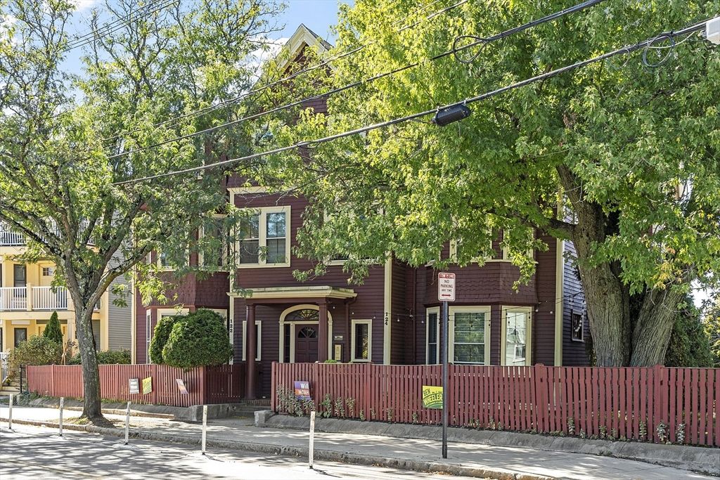 Exterior, Facade, Rowhouse