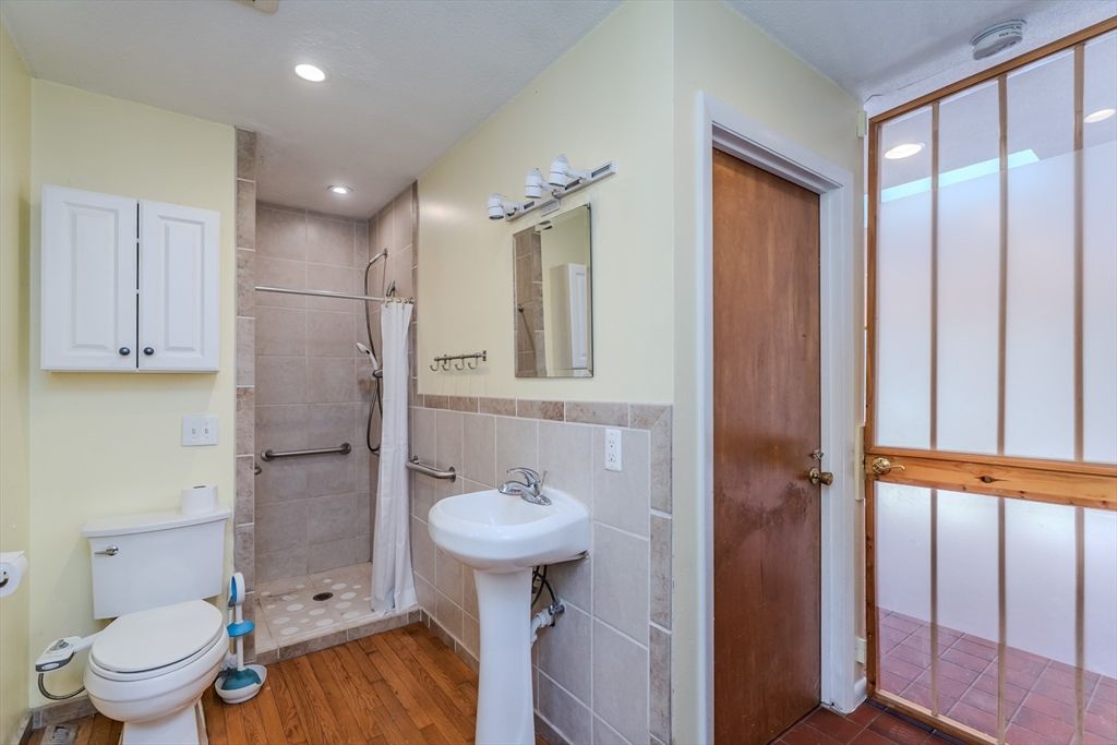 Bathroom, Interior, Recessed Lighting, Wood Texture Flooring