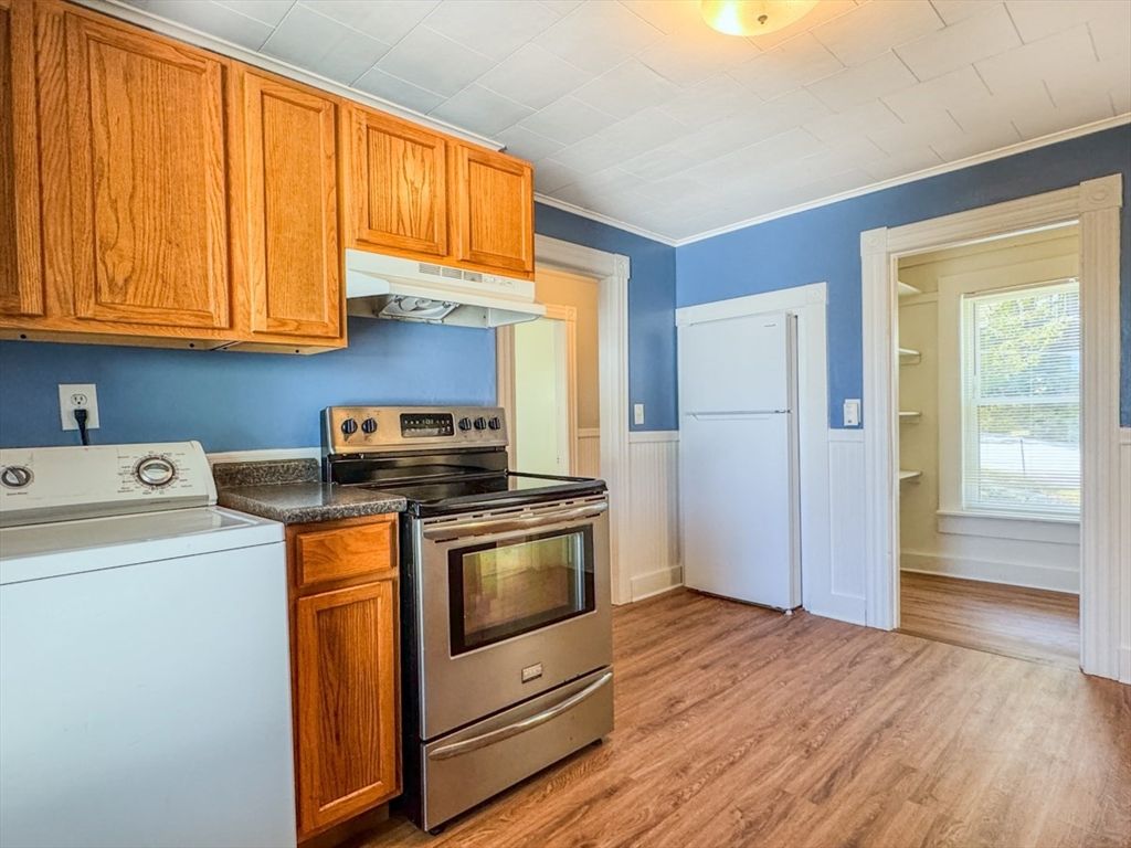 Interior, Kitchen, Washer, Wood Texture Flooring