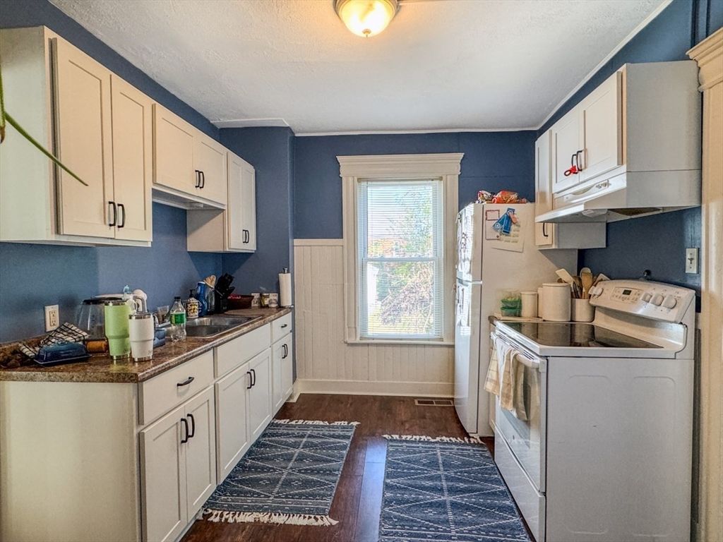 Interior, Kitchen, Washer, Wood Texture Flooring