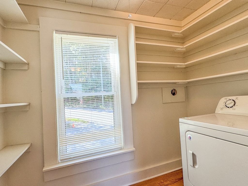Interior, Washer, Wood Texture Flooring